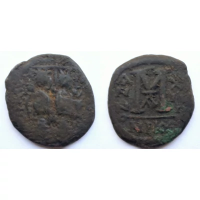 II. Justinus és Sophia bizánci bronz érme Kr.u. 577 AE Follis